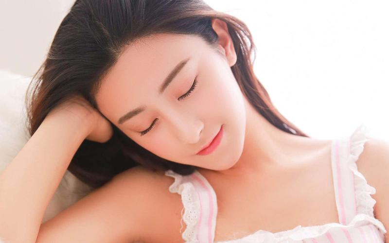 玩弄少妇白嫩高耸的乳峰av的相关介绍