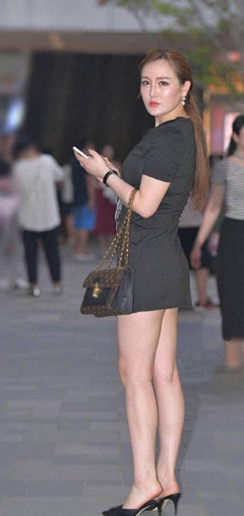 日韩胖女人av的相关介绍