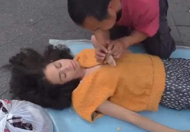操死美女老师的相关介绍
