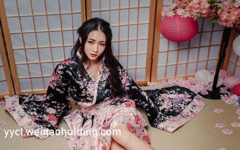 一边亲一边摸免费的相关介绍